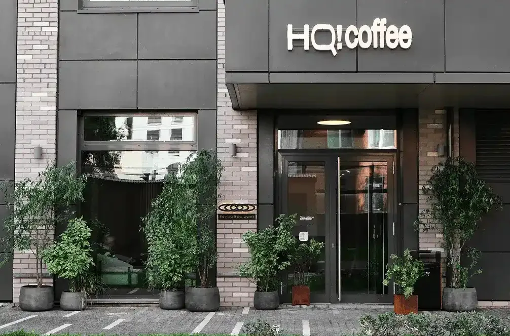 HQ! coffee, вход во флагманскую кофейню в «Сити Парке»