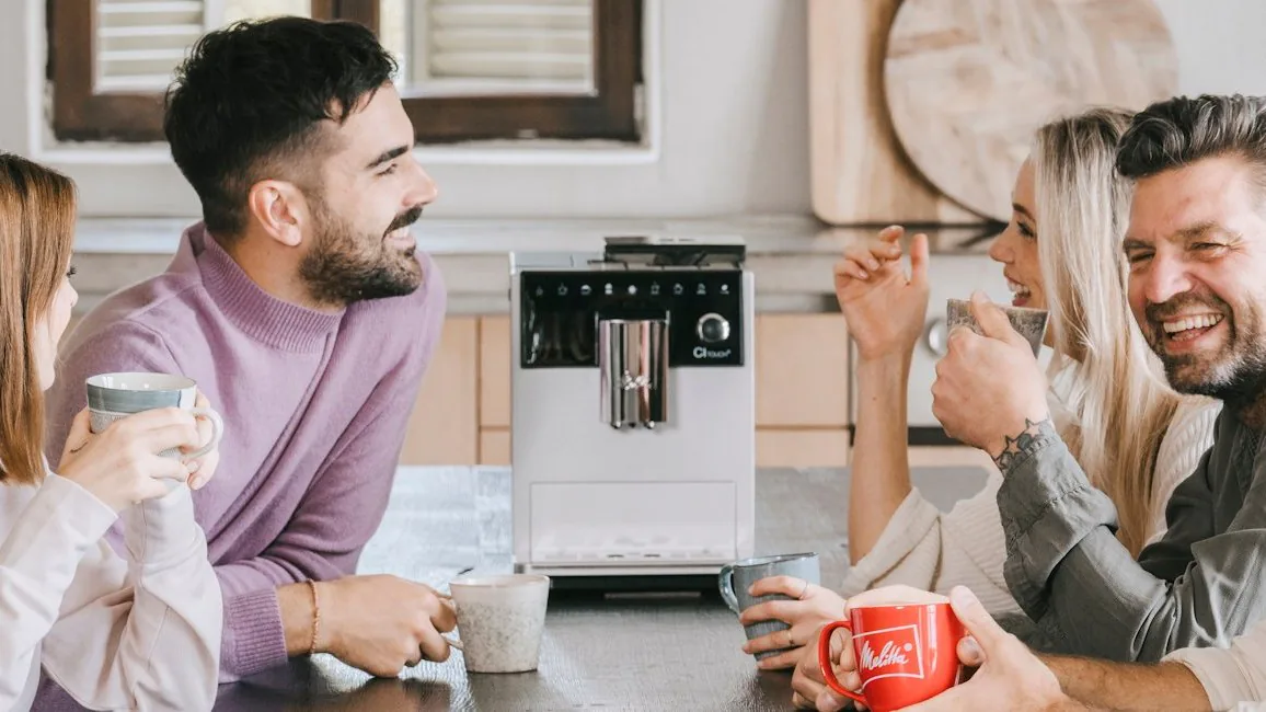 Кофемашина Melitta CI Touch в серебристом корпусе на кухонном столе