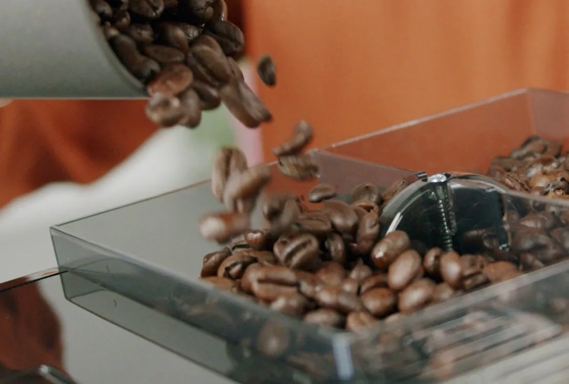 Зерно засыпают в двухкамерный бункер Melitta Latte Select