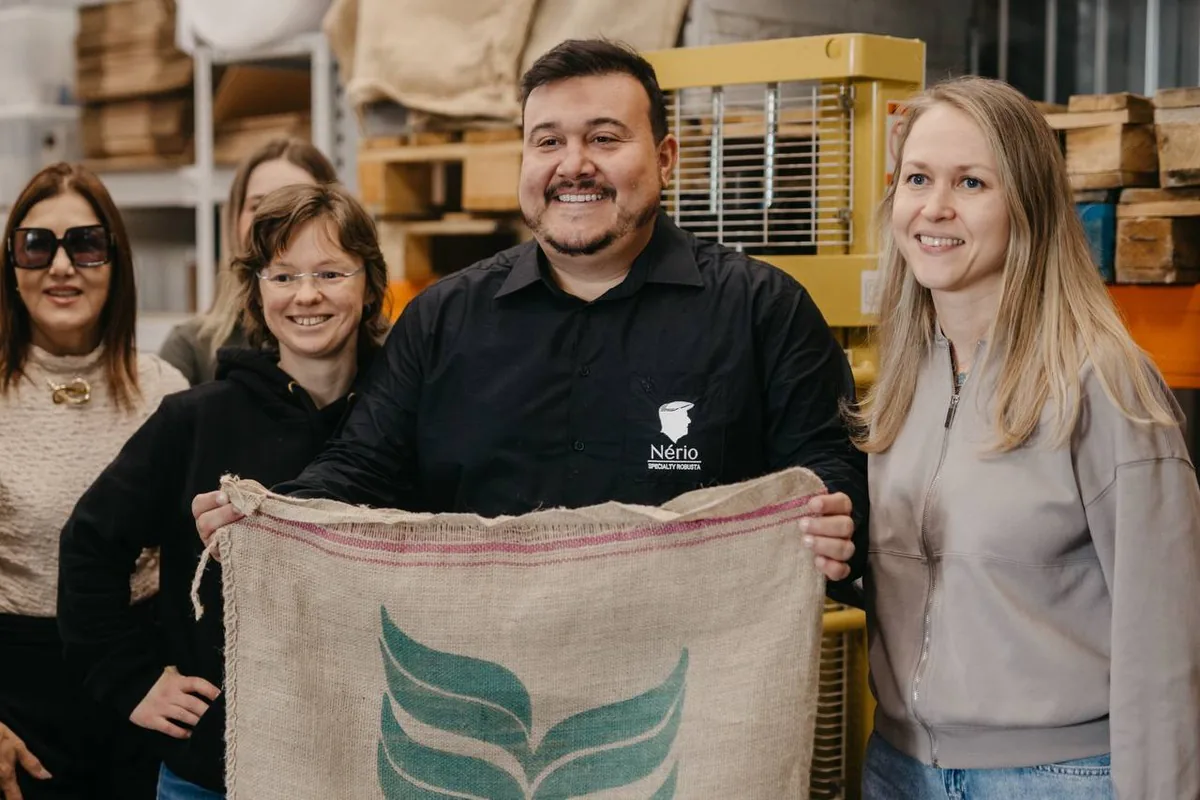 Команда WEST 4 ROASTERS с мешком зелёного зерна