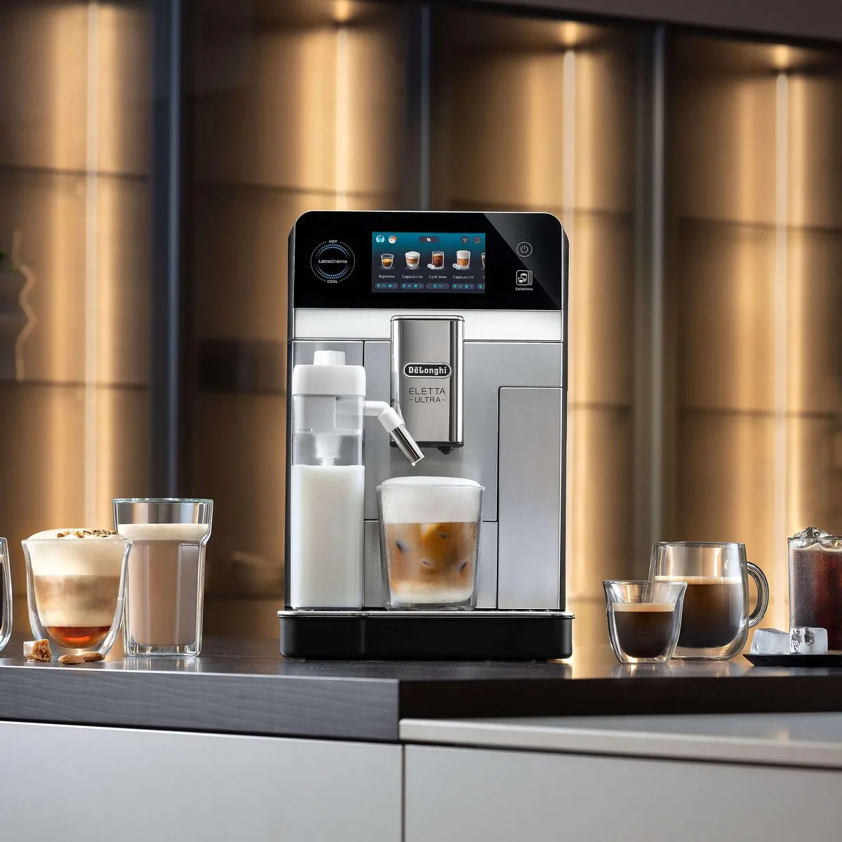 Кофемашина De’Longhi Eletta Ultra наливает холодный латте, рядом на столешнице другие напитки