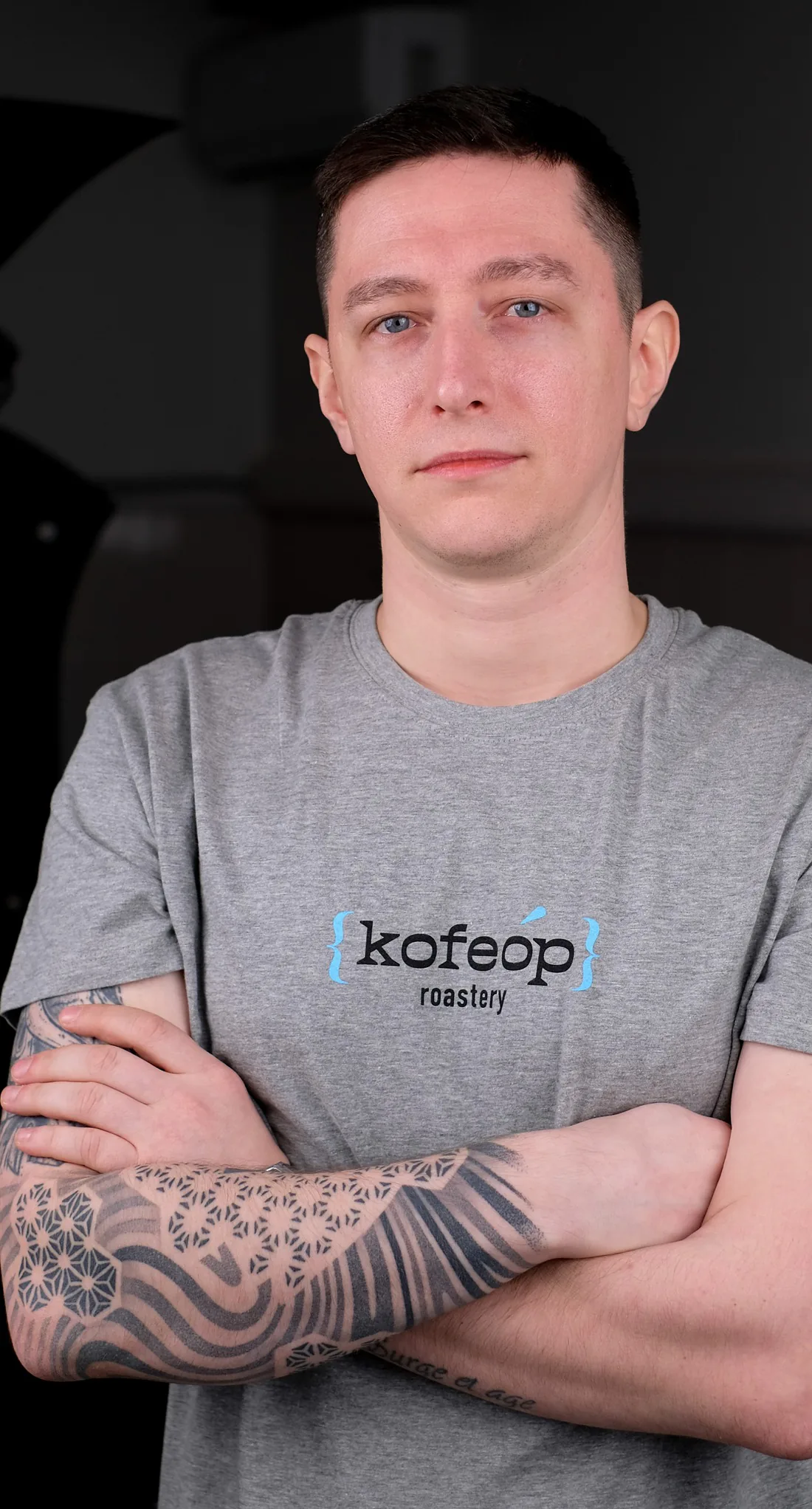 Старший обжарщик Kofeop Roastery у ростера