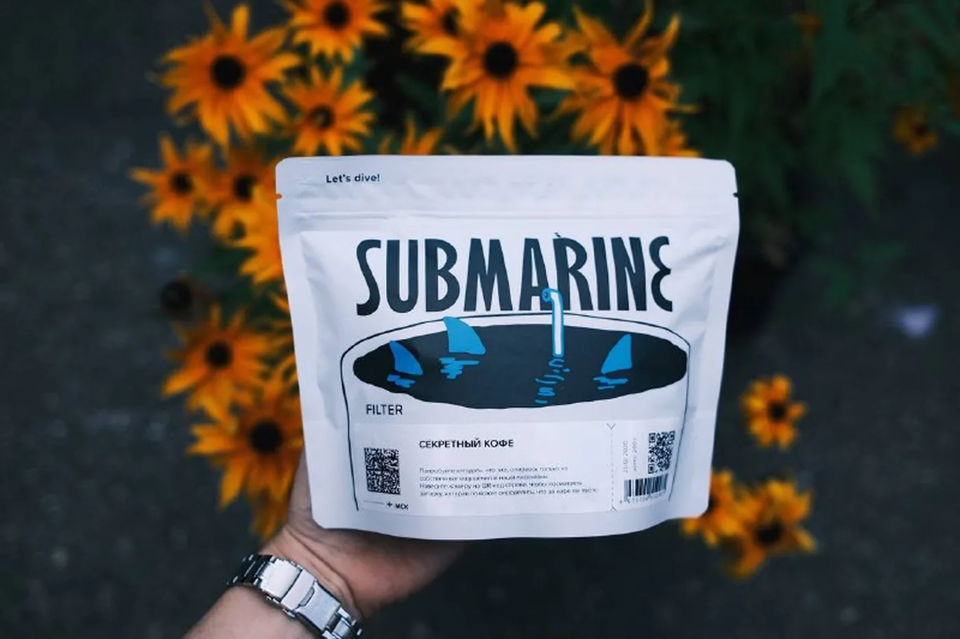 Пачка кофе Submarine в руке