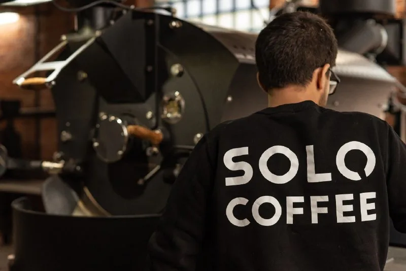 Обжарщик Solo Coffee у ростера